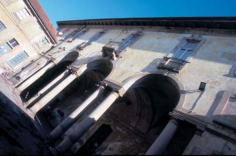 La facciata interna del Palazzo Visconti