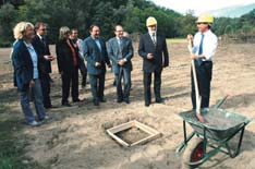 il Presidente della Provincia Marco Reguzzoni posa la prima pietra della "diga" sull'Olona