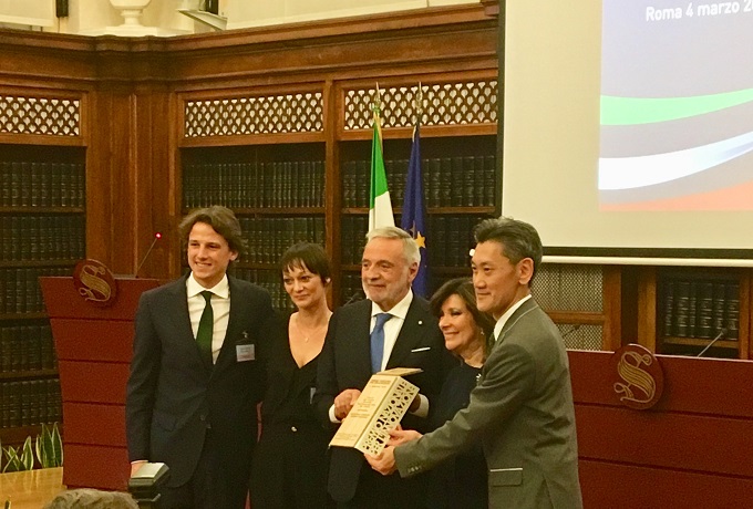La Presidente del Senato Casellati consegna il premio a Paolo Manuzzi