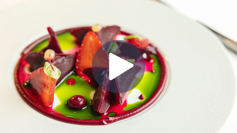 Ravioli di barbabietola, cipolla rossa e fragole