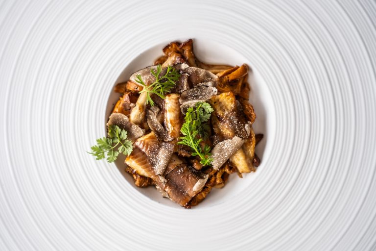 Anguilla glassata, salsa teriyaki, finferli e tartufo nero