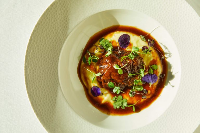 Guancia di manzo brasata con purea di patate e liquirizia